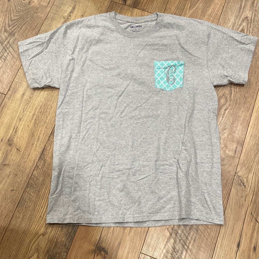 Gildan Initial “C” Pocket Tee Size Large